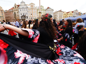FOTOGALERIE: Prahou prošli v rámci festivalu Khamoro romští hudebníci a tanečnice