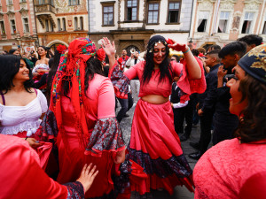 FOTOGALERIE: Prahou prošli v rámci festivalu Khamoro romští hudebníci a tanečnice