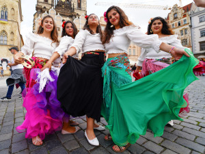 FOTOGALERIE: Prahou prošli v rámci festivalu Khamoro romští hudebníci a tanečnice