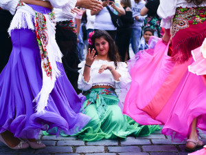 FOTOGALERIE: Prahou prošli v rámci festivalu Khamoro romští hudebníci a tanečnice