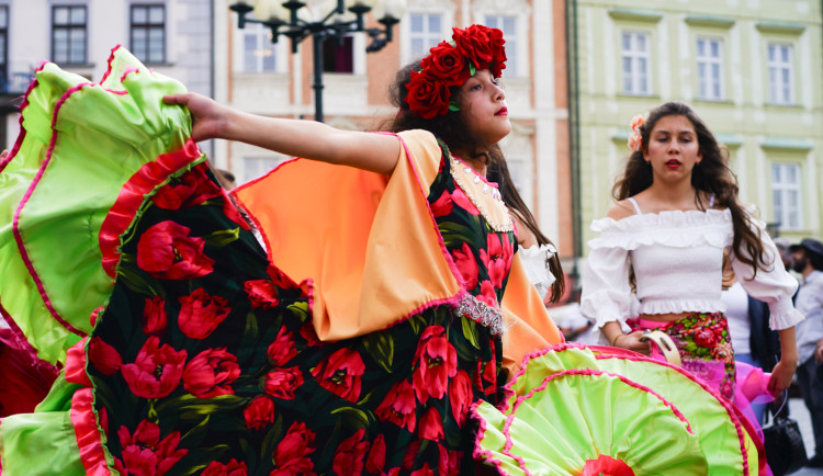 FOTOGALERIE: Prahou prošli v rámci festivalu Khamoro romští hudebníci a tanečnice