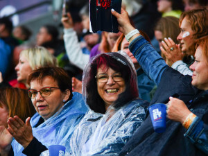 FOTOGALERIE: Prapor od prezidenta, déšť a plný Eden. Podívejte se, jak vypadala první hromadná skladba všesokolského sletu