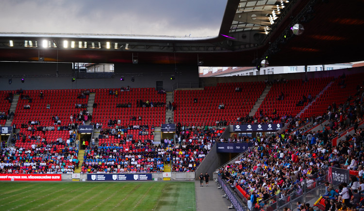 FOTOGALERIE: Prapor od prezidenta, déšť a plný Eden. Podívejte se, jak vypadala první hromadná skladba všesokolského sletu