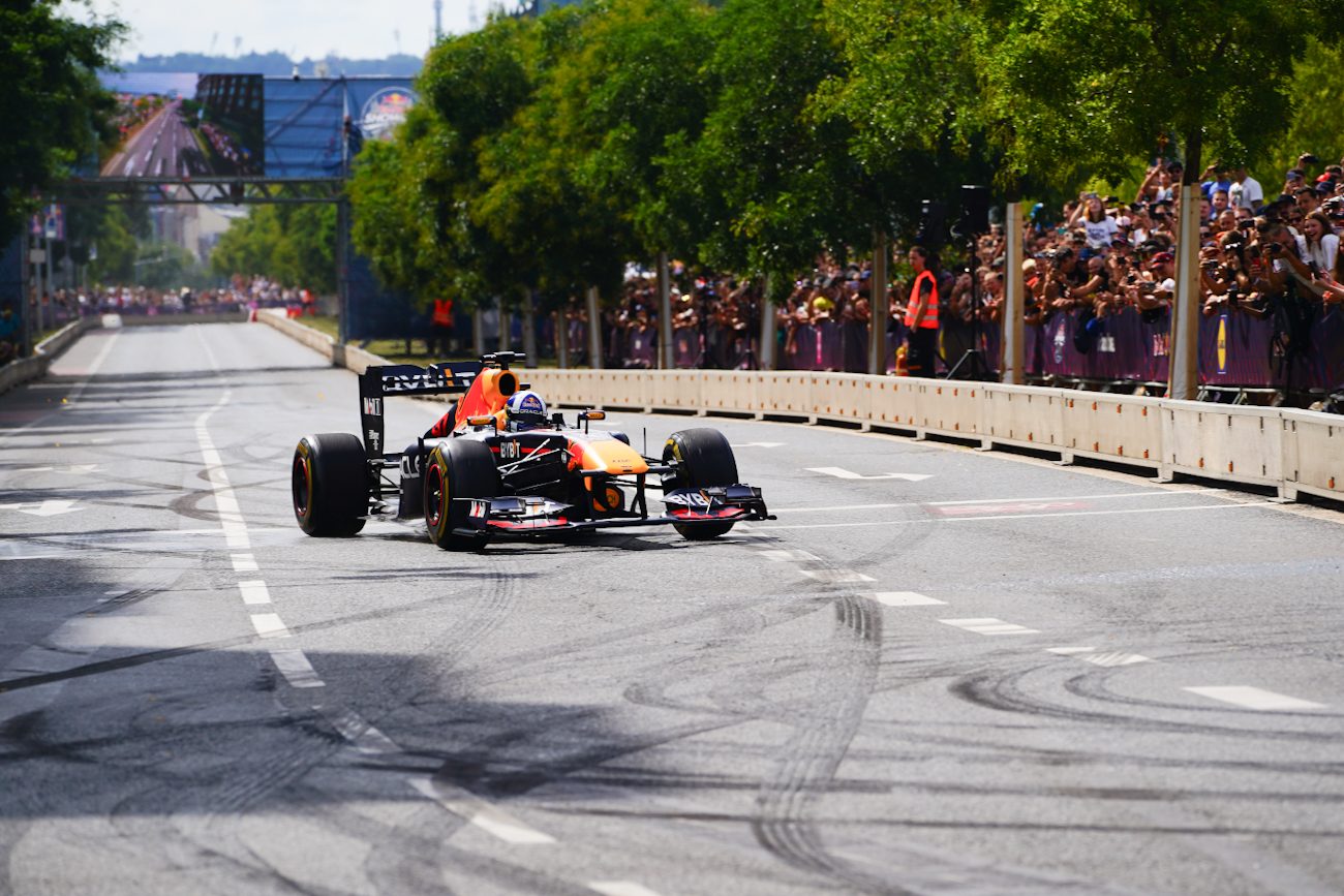 FOTOGALERIE: Karlín přivítal ikonickou formuli 1 a další motosportové vozy