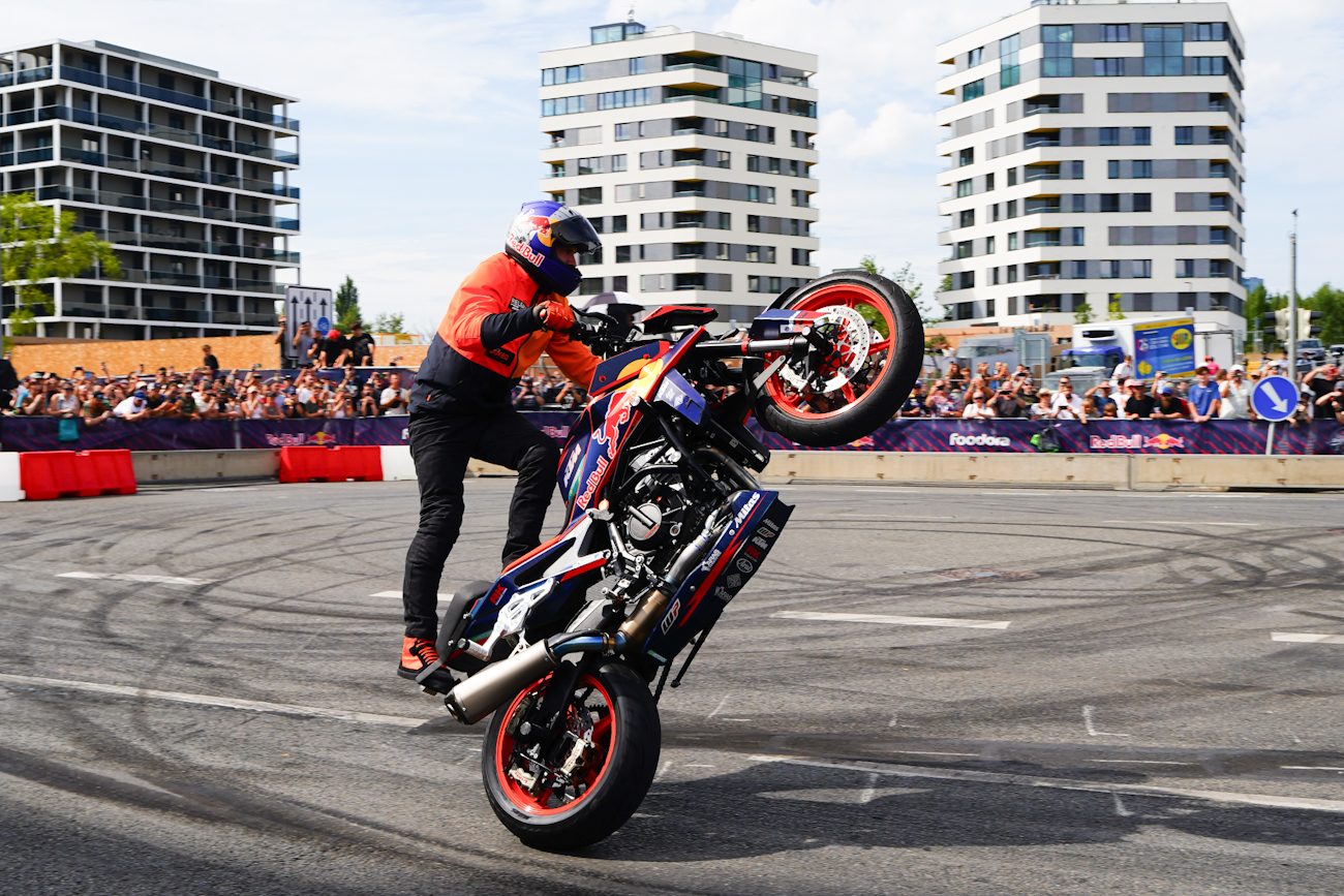 FOTOGALERIE: Karlín přivítal ikonickou formuli 1 a další motosportové vozy