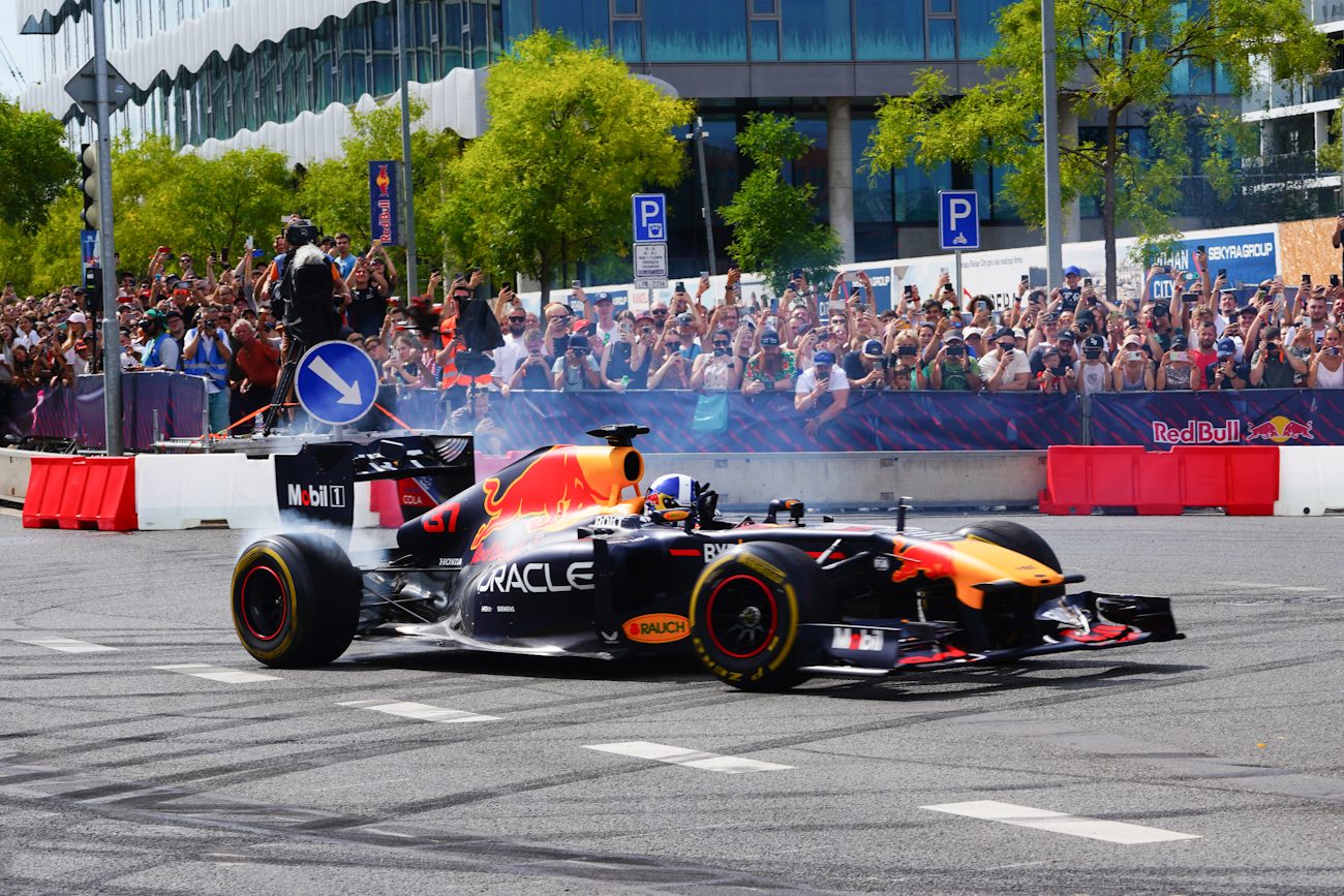 FOTOGALERIE: Karlín přivítal ikonickou formuli 1 a další motosportové vozy