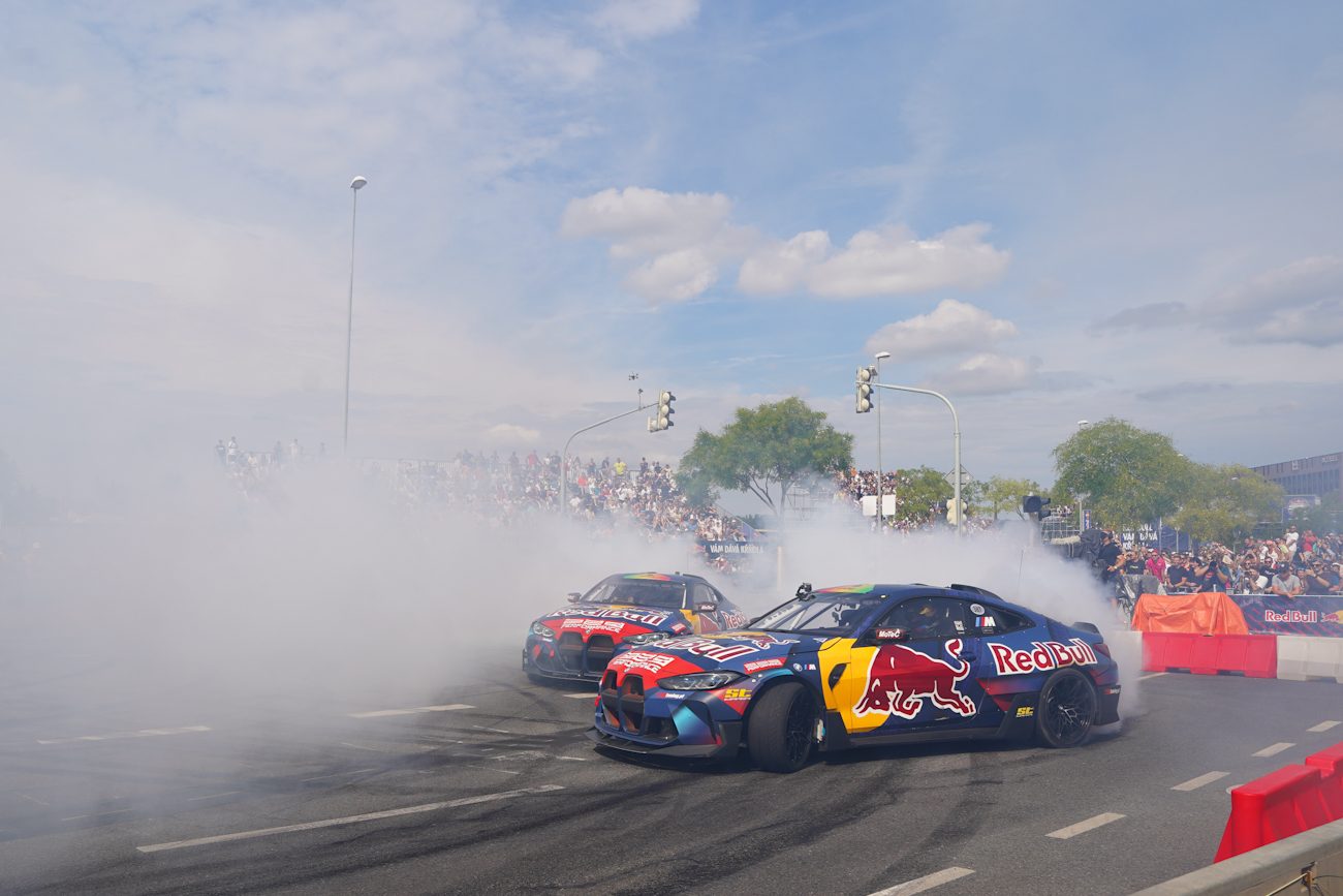 FOTOGALERIE: Karlín přivítal ikonickou formuli 1 a další motosportové vozy