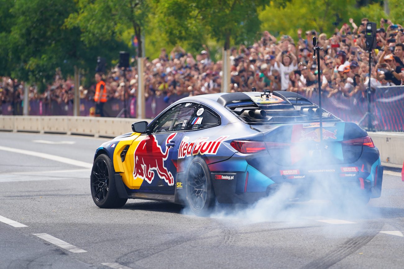 FOTOGALERIE: Karlín přivítal ikonickou formuli 1 a další motosportové vozy