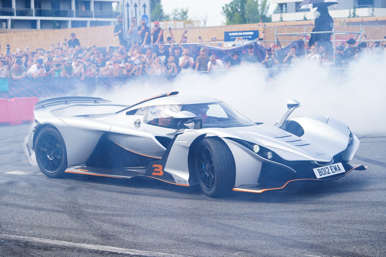 FOTOGALERIE: Karlín přivítal ikonickou formuli 1 a další motosportové vozy