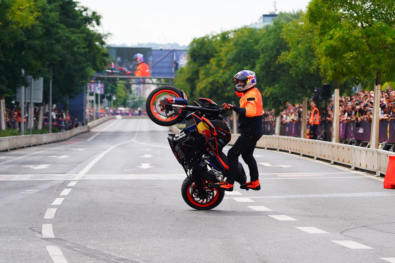 FOTOGALERIE: Karlín přivítal ikonickou formuli 1 a další motosportové vozy