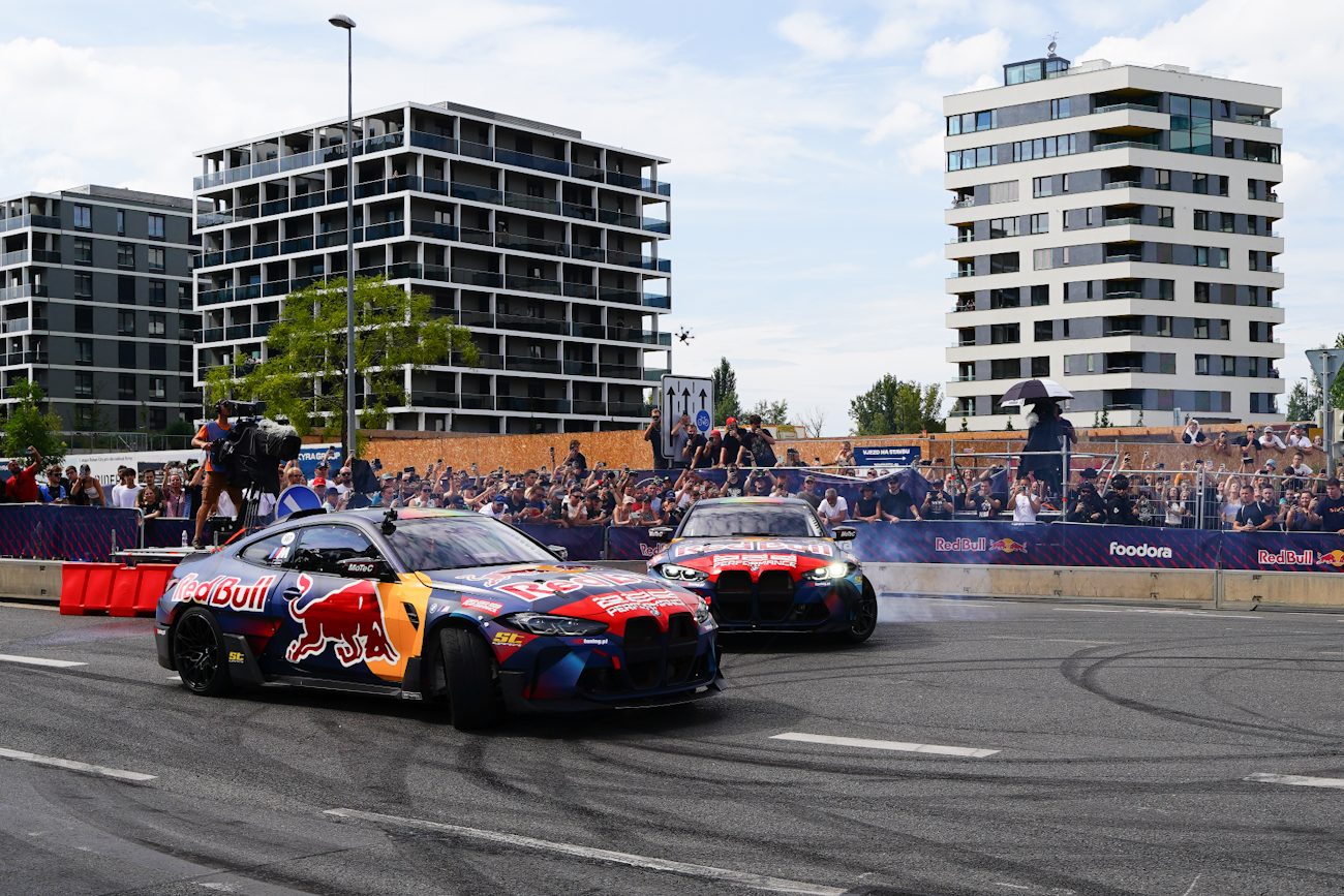 FOTOGALERIE: Karlín přivítal ikonickou formuli 1 a další motosportové vozy