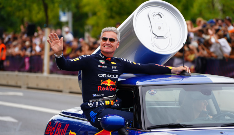 FOTOGALERIE: Karlín přivítal ikonickou formuli 1 a další motosportové vozy
