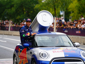 FOTOGALERIE: Karlín přivítal ikonickou formuli 1 a další motosportové vozy