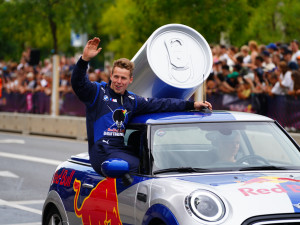 FOTOGALERIE: Karlín přivítal ikonickou formuli 1 a další motosportové vozy