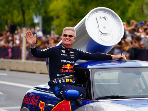 FOTOGALERIE: Karlín přivítal ikonickou formuli 1 a další motosportové vozy