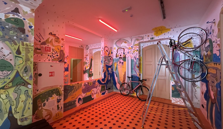 FOTOGALERIE: Půjčovna kol i galerie. Podívejte se, jak vypadá nádraží Bubeneč po rekonstrukci