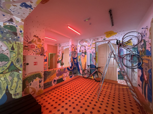 FOTOGALERIE: Půjčovna kol i galerie. Podívejte se, jak vypadá nádraží Bubeneč po rekonstrukci