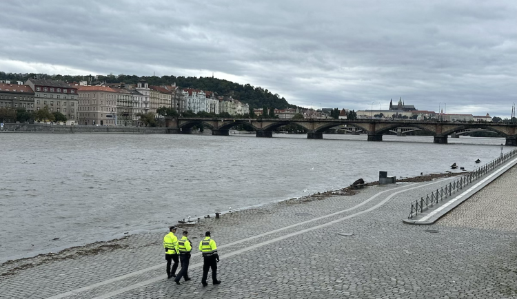 FOTOGALERIE: Prchající lodě, voda až u kobek a neposlušní lidé. Podívejte se, jak to v sobotu vypadalo na pražských náplavkách