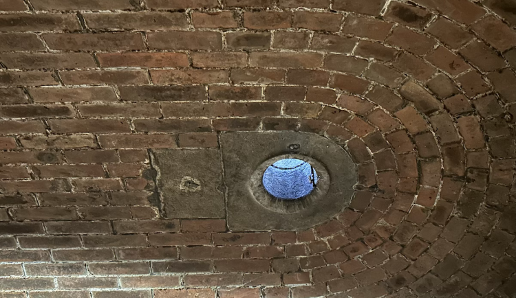 FOTOGALERIE: Pod Staroměstskou radnicí se skrývá vstup do 120 let staré stoky