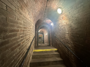 FOTOGALERIE: Pod Staroměstskou radnicí se skrývá vstup do 120 let staré stoky