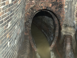 FOTOGALERIE: Pod Staroměstskou radnicí se skrývá vstup do 120 let staré stoky