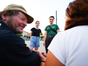 FOTOGALERIE: V klidu a s respektem. Mladí medici v ulicích Prahy ošetřují lidi bez domova