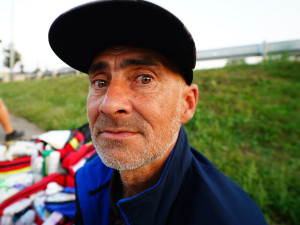 FOTOGALERIE: V klidu a s respektem. Mladí medici v ulicích Prahy ošetřují lidi bez domova