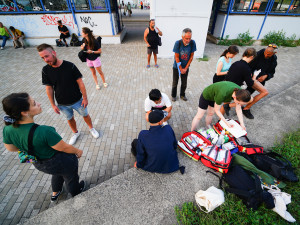 FOTOGALERIE: V klidu a s respektem. Mladí medici v ulicích Prahy ošetřují lidi bez domova