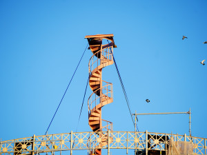 FOTOGALERIE: Hodinová věž je zpět na Průmyslovém paláci, dokončení jeho oprav se ale o rok protáhne