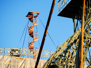 FOTOGALERIE: Hodinová věž je zpět na Průmyslovém paláci, dokončení jeho oprav se ale o rok protáhne