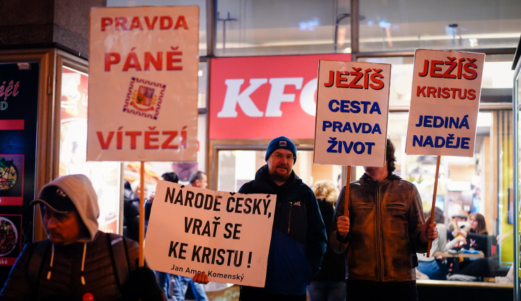 FOTOGALERIE: Tisíce lidí, fronta na Havla a Modlitba pro Martu v novém podání. Tak letos vypadaly oslavy výročí 17. listopadu na Národní třídě