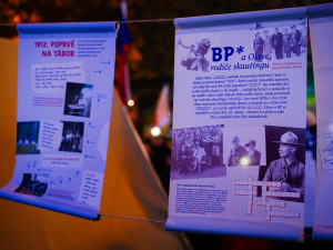 FOTOGALERIE: Tisíce lidí, fronta na Havla a Modlitba pro Martu v novém podání. Tak letos vypadaly oslavy výročí 17. listopadu na Národní třídě