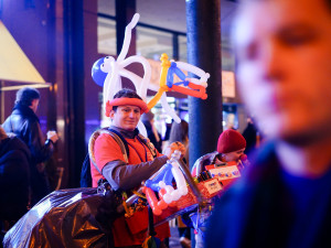 FOTOGALERIE: Tisíce lidí, fronta na Havla a Modlitba pro Martu v novém podání. Tak letos vypadaly oslavy výročí 17. listopadu na Národní třídě