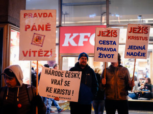 FOTOGALERIE: Tisíce lidí, fronta na Havla a Modlitba pro Martu v novém podání. Tak letos vypadaly oslavy výročí 17. listopadu na Národní třídě