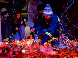 FOTOGALERIE: Tisíce lidí, fronta na Havla a Modlitba pro Martu v novém podání. Tak letos vypadaly oslavy výročí 17. listopadu na Národní třídě
