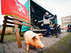 Masopust na Letné přilákal hlavně rodiny s dětmi. Na programu byla zabijačka i průvod masek