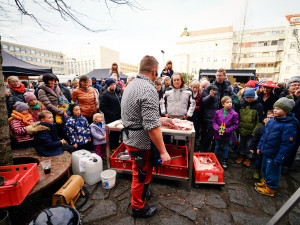 Masopust na Letné přilákal hlavně rodiny s dětmi. Na programu byla zabijačka i průvod masek