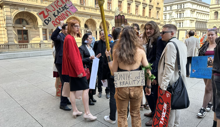 FOTOGALERIE: Házení obří sirkou a pivo na ex. Pochodem Prahou začal Studentský majáles