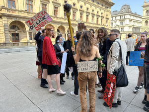 FOTOGALERIE: Házení obří sirkou a pivo na ex. Pochodem Prahou začal Studentský majáles