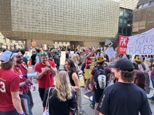 FOTOGALERIE: Házení obří sirkou a pivo na ex. Pochodem Prahou začal Studentský majáles