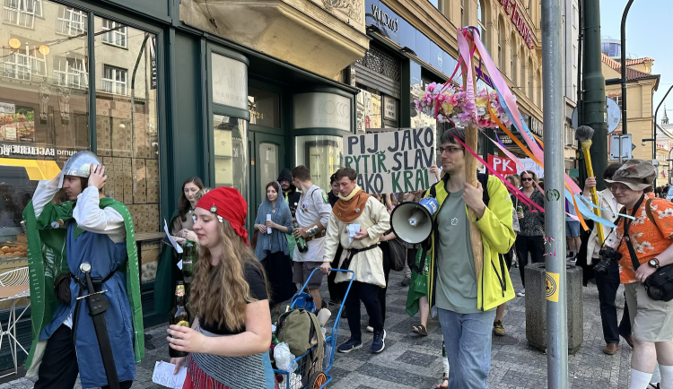 FOTOGALERIE: Házení obří sirkou a pivo na ex. Pochodem Prahou začal Studentský majáles