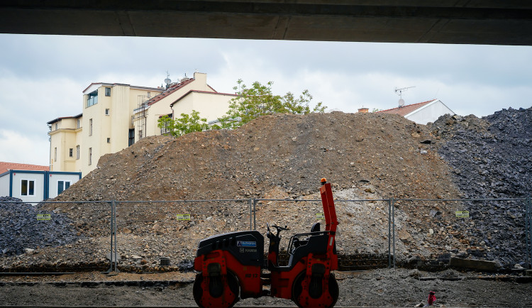 FOTOGALERIE: Trať mezi Bubny a Výstavištěm zprovozní za tři měsíce, nádraží dokončují