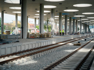 FOTOGALERIE: Trať mezi Bubny a Výstavištěm zprovozní za tři měsíce, nádraží dokončují