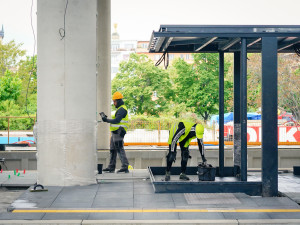 FOTOGALERIE: Trať mezi Bubny a Výstavištěm zprovozní za tři měsíce, nádraží dokončují