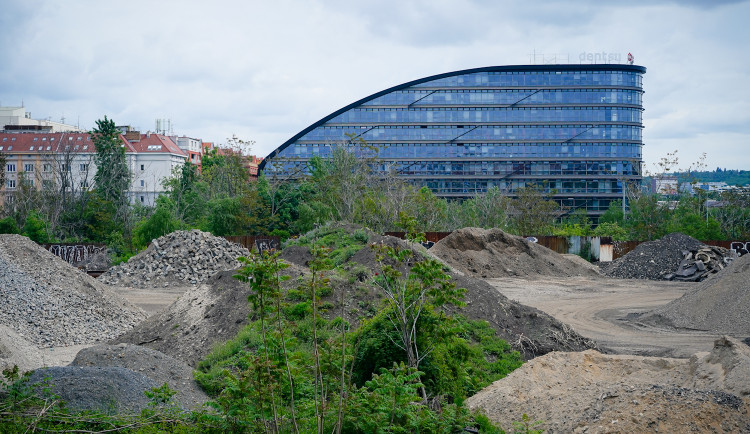 FOTOGALERIE: Trať mezi Bubny a Výstavištěm zprovozní za tři měsíce, nádraží dokončují