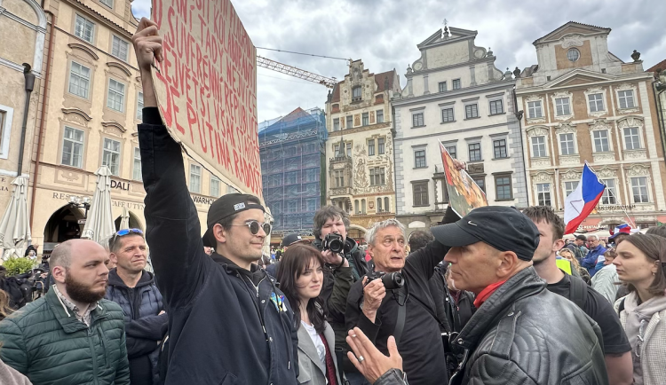 VIDEO: Ruské vlajky i svatojiřské stuhy. Čtyři tisíce stoupenců SPD demonstrovaly v centru Prahy