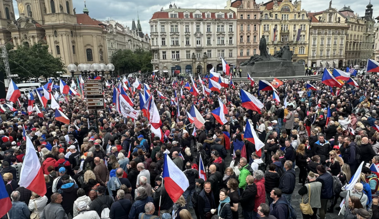 VIDEO: Ruské vlajky i svatojiřské stuhy. Čtyři tisíce stoupenců SPD demonstrovaly v centru Prahy