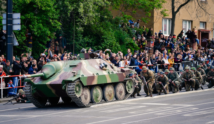 FOTOGALERIE: Tanky i plamenomety. Do ulic Prahy se v rekonstrukci vrátily boje z konce války
