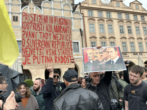 VIDEO: Ruské vlajky i svatojiřské stuhy. Čtyři tisíce stoupenců SPD demonstrovaly v centru Prahy