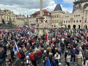 VIDEO: Ruské vlajky i svatojiřské stuhy. Čtyři tisíce stoupenců SPD demonstrovaly v centru Prahy